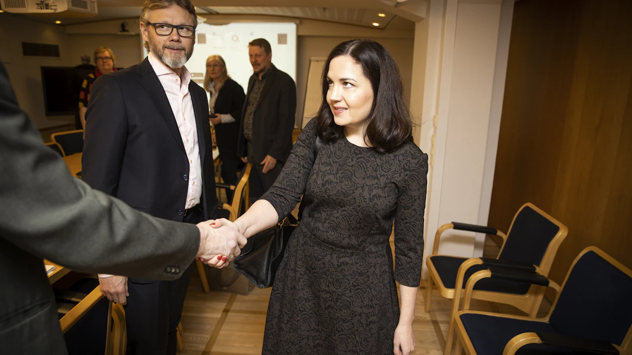 MTK:n johtokunnan jäsen Jaakko Halkilahti seuraa, kuinka puheenjohtaja Juha Marttila kättelee ministeri Sani Grahn-Laasosen tervetulleeksi johtokuntaan tiistaina.