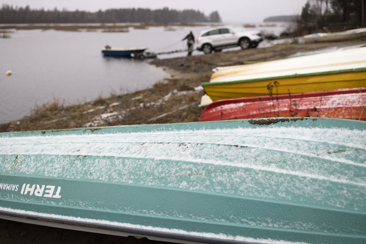 Ensilunta on odotettu Oulun seudulla tavaomaista pidempään. Sunnuntaina 6.11. veneiden päälle satoi pieni kerros lunta Haukiputaalla Kiiminkijoen rannassa.