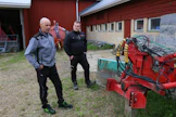Heikki Huovinen (vas.) ja Juha Piiparinen huoltavat koneet pääsääntöisesti itse. Miehet ihmettelevät, miksi traktoripuolella on käytettävä merkkihuoltoa, mikäli haluaa pitää takuun voimassa. 