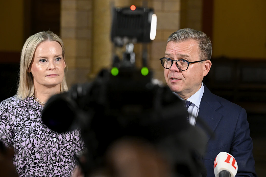 Pääministeri Petteri Orpo (kok.) sanoi, ettei hallitus ole valmis palauttamaan työttömyysturvan suojaosaa. Kuvassa vasemmalla valtiovarainministeri Riikka Purra (ps.). HEIKKI SAUKKOMAA / LEHTIKUVA.