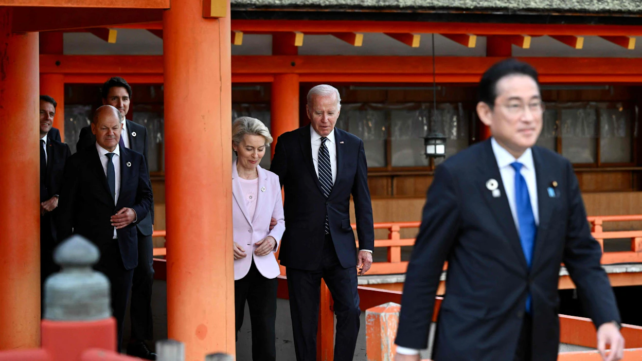 Huippukokousta isännöi Japanin pääministeri Fumio Kishida (oik.). Hänen takanaan muun muassa USA:n presidentti Joe Biden, Euroopan komission puheenjohtaja Ursula von der Leyen. LEHTIKUVA/AFP.