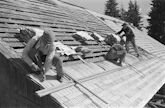 Pärekattotalkoot Mäntsälässä vuonna 1960.