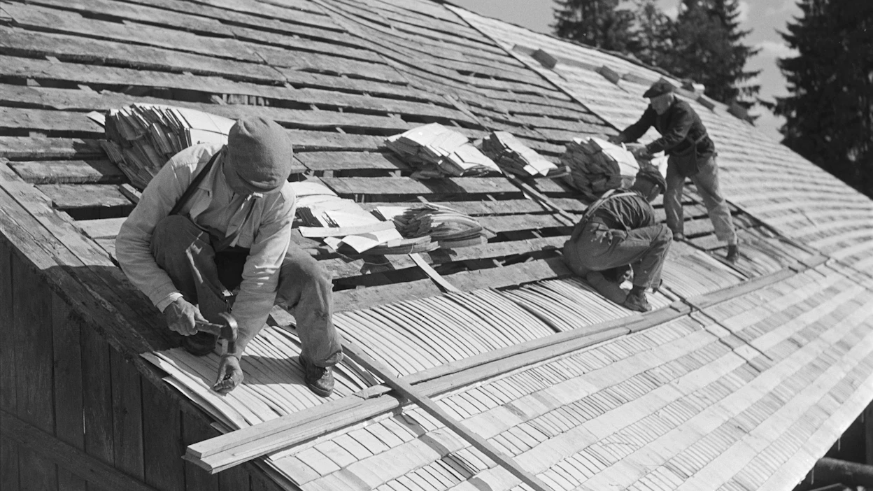 Pärekattotalkoot Mäntsälässä vuonna 1960.