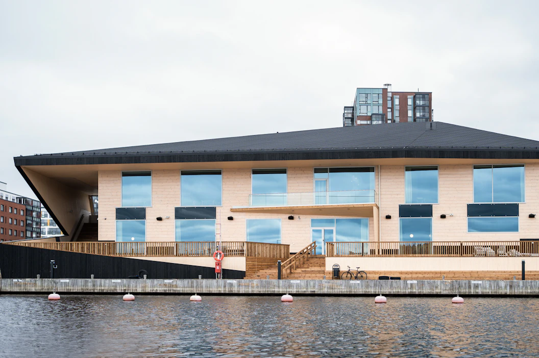 Kesäkuussa Jyväskylään valmistui saunaravintola Sataman Viilu, johon Honkarakenne suunnitteli, toimitti ja toteutti hirsirakenteet.