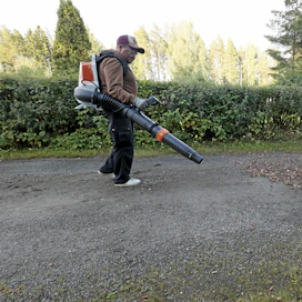 Stihlin akkukäyttöisen reppupuhaltimen paino testiakuilla on noin 13,5 kg.