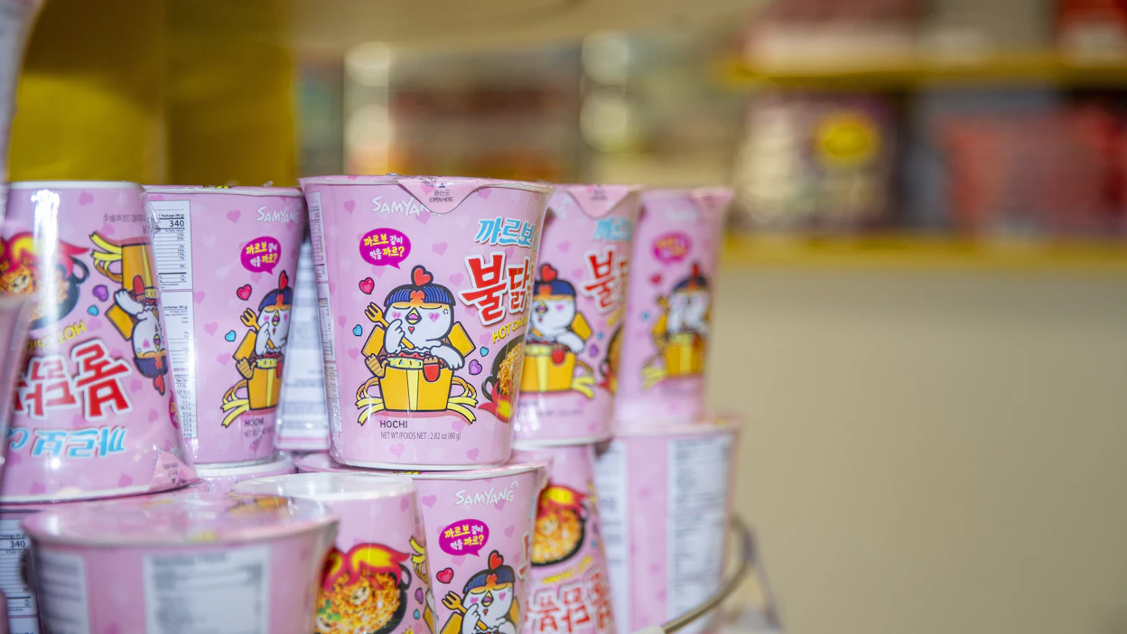 Etnisiä kauppoja on nykyään lähinnä suurissa ja keskisuurissa kaupungeissa. Kuva on Helsingin Kampin JK Shopista, joka myy korealaisia, kiinalaisia ja japanilaisia ruokia.