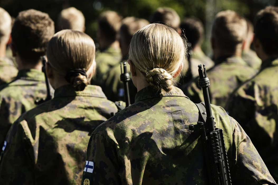 Kaartin jääkärirykmentin alokkaat sotilasvalatilaisuudessa Keravalla elokuussa 2024. RONI REKOMAA / LEHTIKUVA.