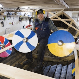 Kari Korpela on työstänyt verstaassaan viikinkivenettä viime syksystä lähtien. Kilpien väritys edustaa viittä Pohjoismaata sekä ajankohtaisuuden ja solidaarisuuden vuoksi myös Ukrainaa.