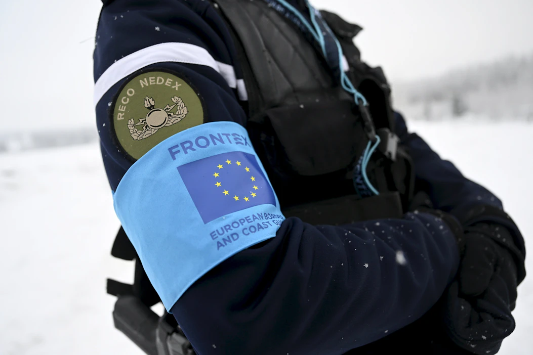 Frontexin ja EU:n logoin varustettuun univormuun sonnustautunut rajaviranomainen torstaina Virolahden Vaalimaalla Kymenlaaksossa. LEHTIKUVA / MARKKU ULANDER.