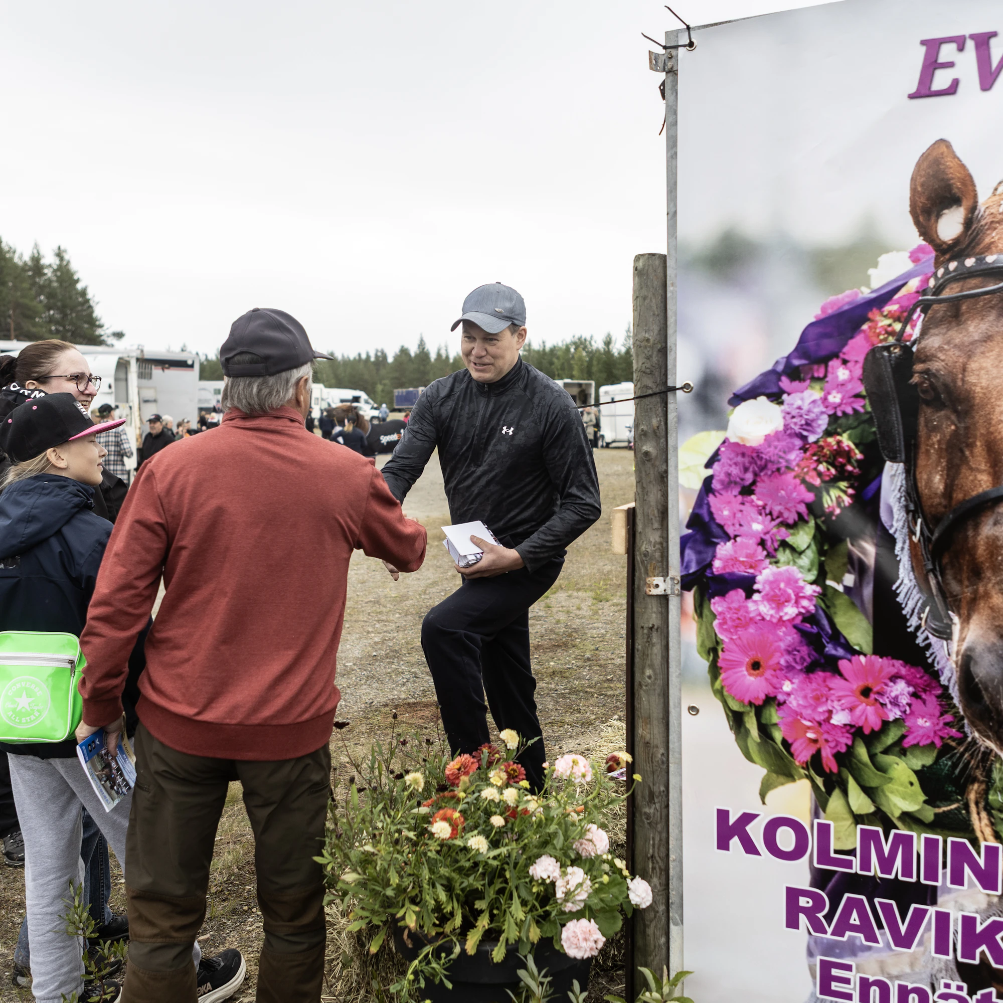 Kaukosessa oli todella panostettu Evartin vierailuun. Kolminkertaiselle ravikuninkaalle oli rakennettu oma karsina, ”kuninkaallinen aitio”, jonka edessä Antti Ojanperä jakoi Evartti-kortteja.