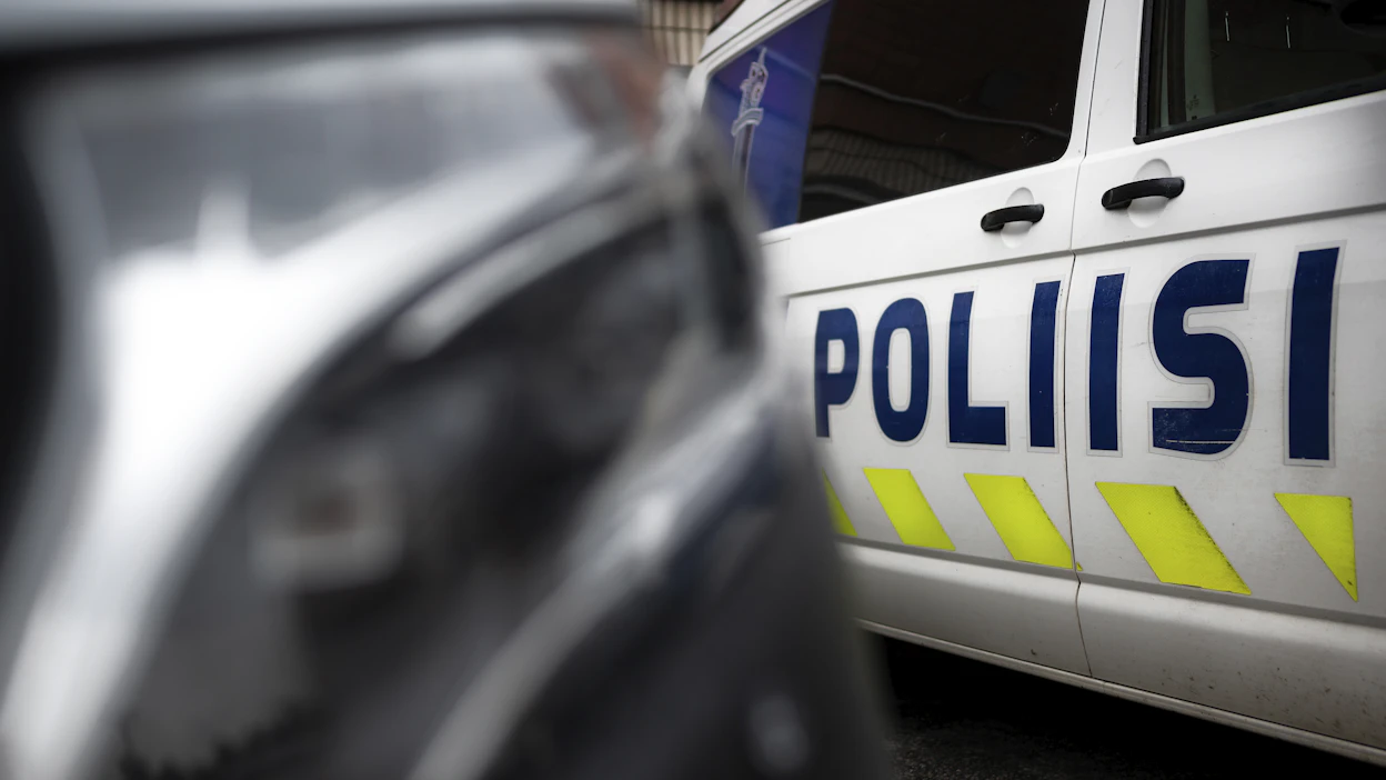 Poliisi muistuttaa, että tieliikennekäyttöön tarkoitetulla mönkijällä saa kuljettaa matkustajia vain rekisteröintitodistuksen mukaisesti. Kuvituskuva.