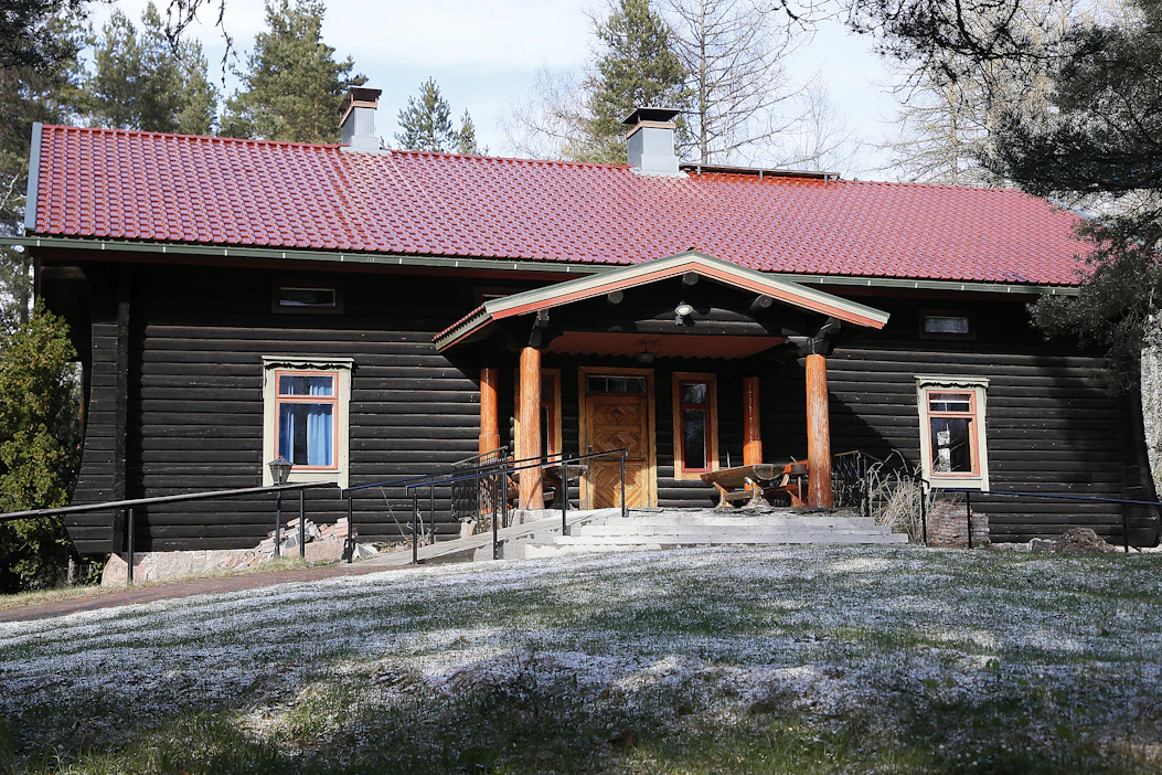 MTK:n Säätiön omistaman Kettulan tilan pääpirtti rakennettiin vuonna 1947. Kuva on vuodelta 2017.