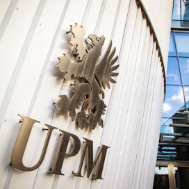 UPM nostaa tulosarviotaan. Yhtiö kertoo, että se on onnistunut hyvin hallitsemaan marginaaleja haastavassa kustannusympäristössä. Eilen maanantaina Stora Enso ilmoitti nostavansa tulosarviotaan tälle vuodelle.
