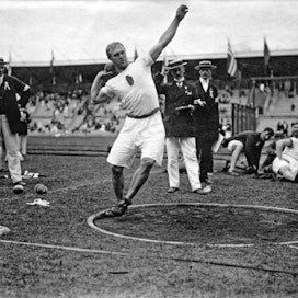 Tukholman olympiakisoissa 1912 Suomi kuului Venäjään mutta iloitsi vielä yhtenä miehenä menestyksestä. Heittolajien olympiamitalisti Elmer Niklander otti kuusi vuotta myöhemmin valkoisen käsivarsinauhan ja haavoittui Mommilan kahakassa sisällissodan esinäytöksessä.