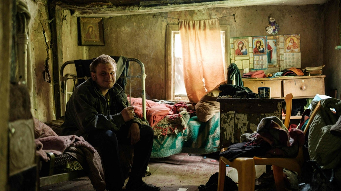Mies vieraili äitinsä luona Itä-Ukrainassa. Asunnossa ei ole enää sähköä eikä vettä ja puhelinverkko ei toimi. Lehtikuva/AFP. 