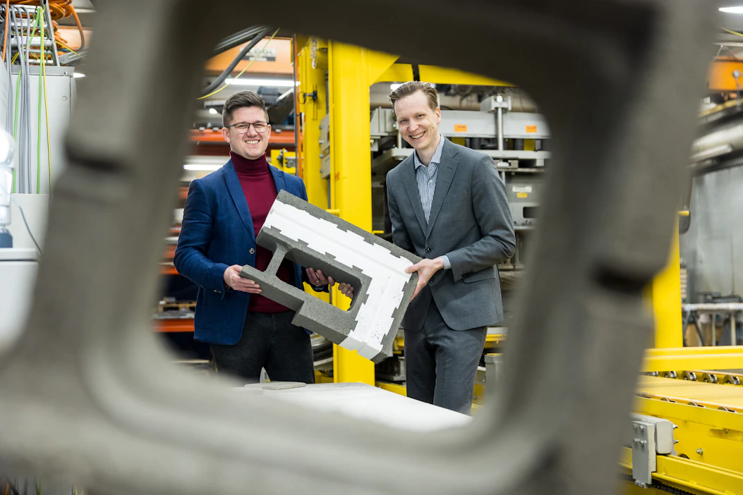 Carbonaide Oy:n Jonne Hirvonen ja Tapio Vehmas lähtevät viemään hiilinegatiivisen betonin tuotantomallia maailmalle.
