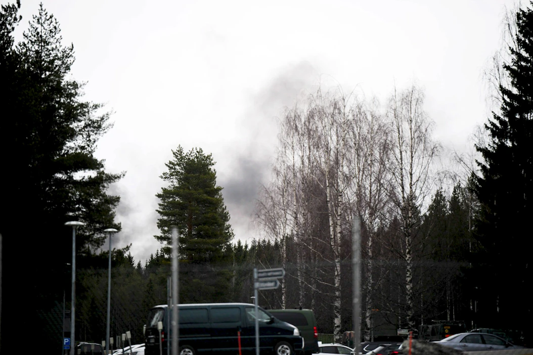 Ilmavoimien mukaan kone syöksyi maahan Rovaniemen lentokenttäalueella. Lentokentän suunnalla näkyi savua keskiviikkona aamupäivällä. LEHTIKUVA / Jouni Porsanger .