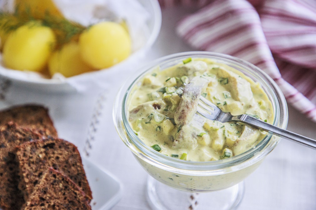 Sillin ystävä kasaa nopeasti maistuvan currysillin juhlapöytään.