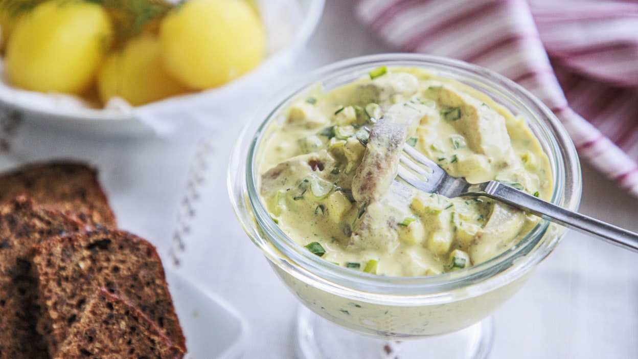 Sillin ystävä kasaa nopeasti maistuvan currysillin juhlapöytään.