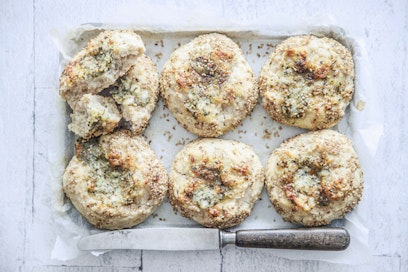 Raejuusto tekee sämpylästä ruokaisamman.