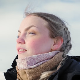 Miisa Nuorgam on vaikuttaja, toimittaja ja saamelainen, joka oppi saamen kielen vasta aikuisena. Katkeamaton – Vauvavuosi on kahdeksanosainen tv-sarja hänen elämästään.