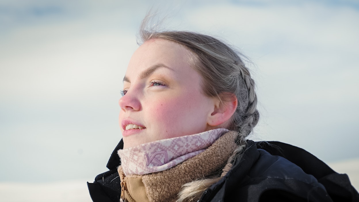 Miisa Nuorgam on vaikuttaja, toimittaja ja saamelainen, joka oppi saamen kielen vasta aikuisena. Katkeamaton – Vauvavuosi on kahdeksanosainen tv-sarja hänen elämästään.
