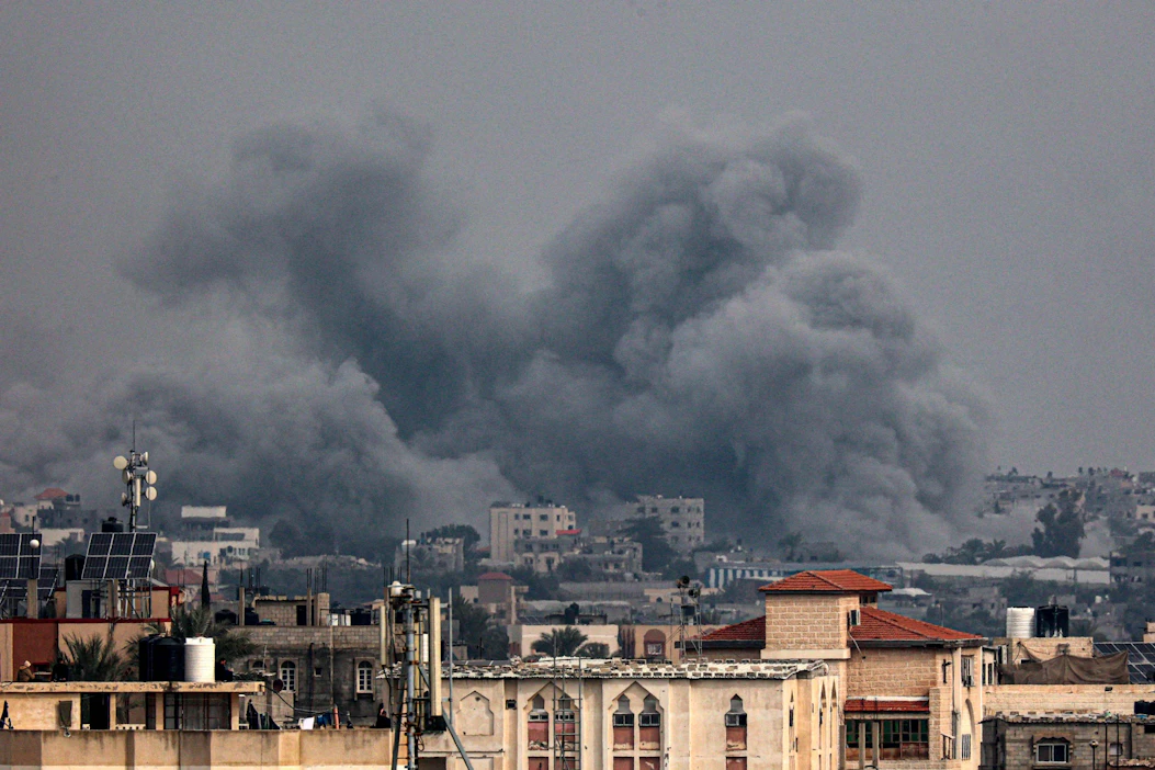 Israel on jatkanut Gazan kaistan eteläosassa etenkin Khan Yunisin kaupungin tulittamista. Kuva keskiviikolta. LEHTIKUVA/AFP.