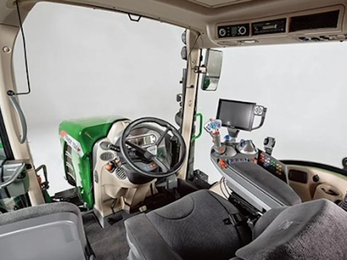 15Fendt700ohjaamo