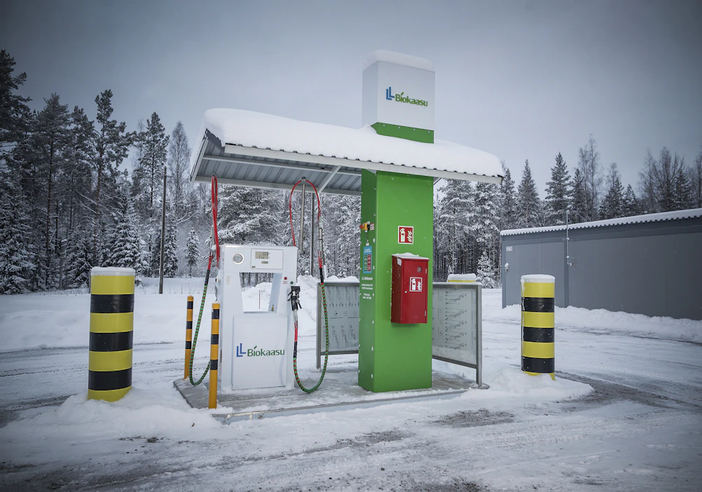 Kaasutankkauspisteitä tulee Suomeen koko ajan lisää. Tampereella suunnitellaan vetylaitosta, jossa vetyyn yhdistetään hiilidioksidia ja tuotetaan metaania raskaalle liikenteelle.