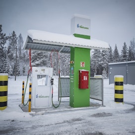 Kaasutankkauspisteitä tulee Suomeen koko ajan lisää. Tampereella suunnitellaan vetylaitosta, jossa vetyyn yhdistetään hiilidioksidia ja tuotetaan metaania raskaalle liikenteelle.