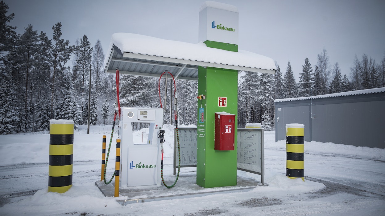 Kaasutankkauspisteitä tulee Suomeen koko ajan lisää. Tampereella suunnitellaan vetylaitosta, jossa vetyyn yhdistetään hiilidioksidia ja tuotetaan metaania raskaalle liikenteelle.