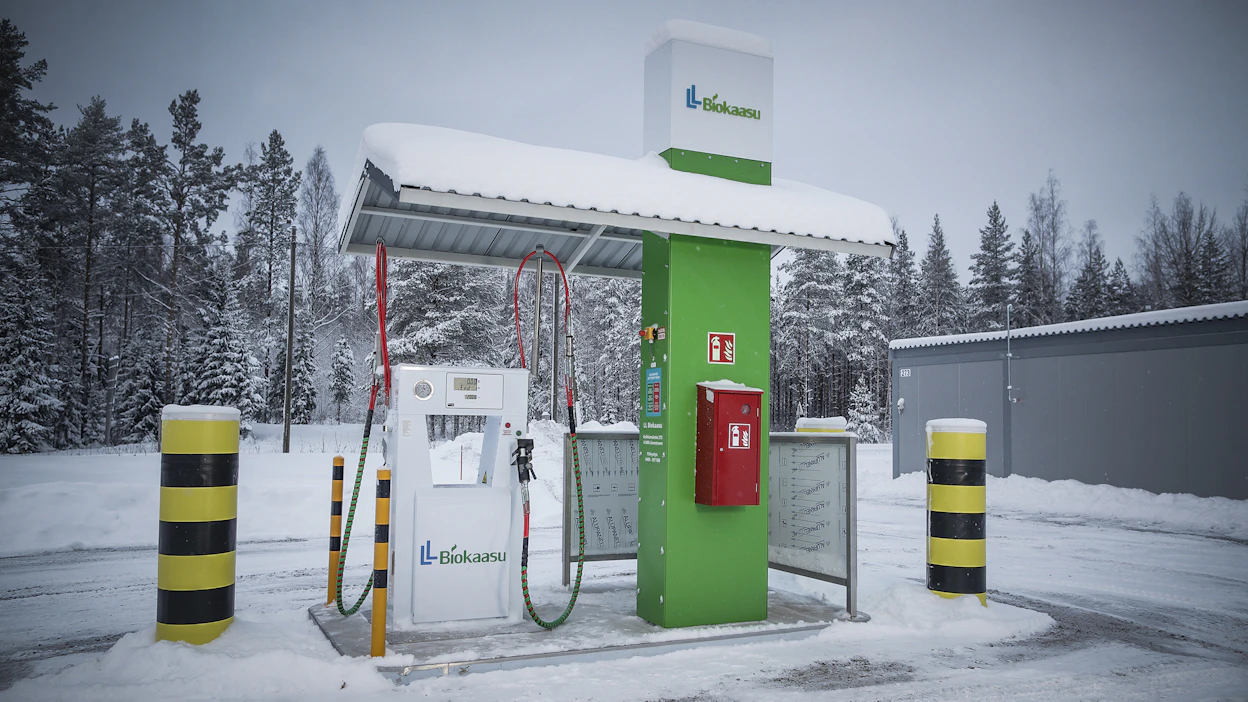 Biokaasun tuotanto hyödyttää paitsi maatiloja myös liikennettä ja ilmastoa. Kuvassa tankkauspiste Lievestuoreella.