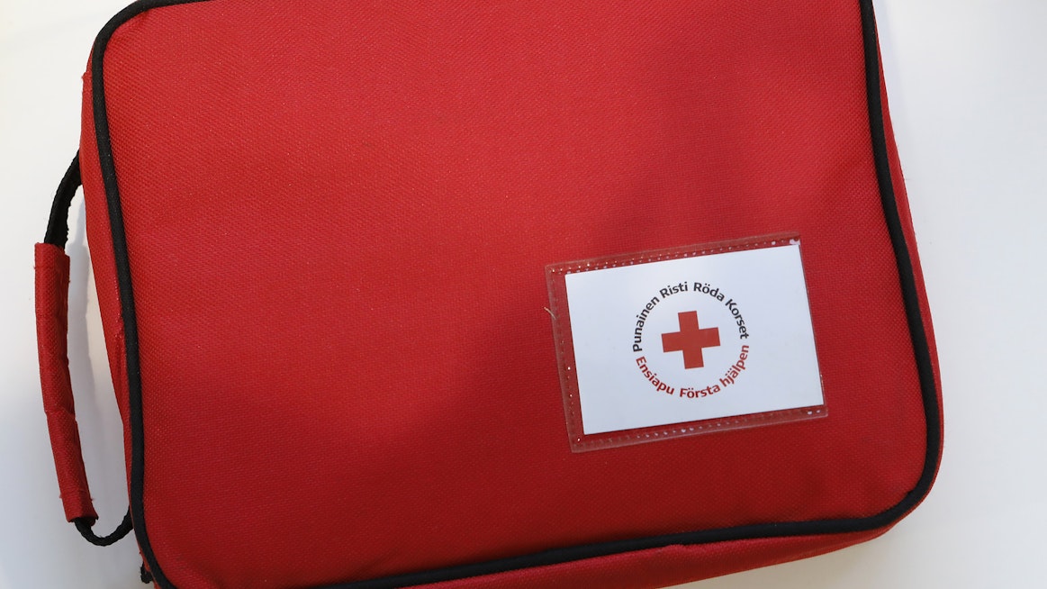 Jos viettää juhannusta luonnon helmassa, lähimpään apteekkiin saattaa olla matkaa, muistuttaa ensiapukouluttaja.