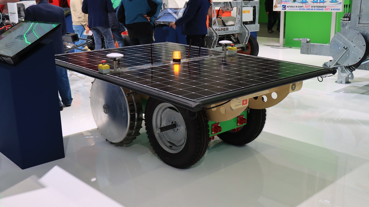 Italialaisen Arvatecin MoonDino-robotti soveltuu maissipellon mekaaniseen rikkojen torjuntaan. Sekä akuista että aurinkopaneeleista käyttövoimansa saava robotti on GPS+RTK-ohjattu ja se kulkee maissirivien välissä ennalta määriteltyä reittiä. Hinnaksi kerrottiin noin 25 000 euroa.