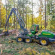 H-sarjan harvestereissa silmiinpistävä muutos on moottorin suojusten osalla. Koneen takaosa on huomattavasti matalampi ja näkyvyys taaksepäin on parempi.