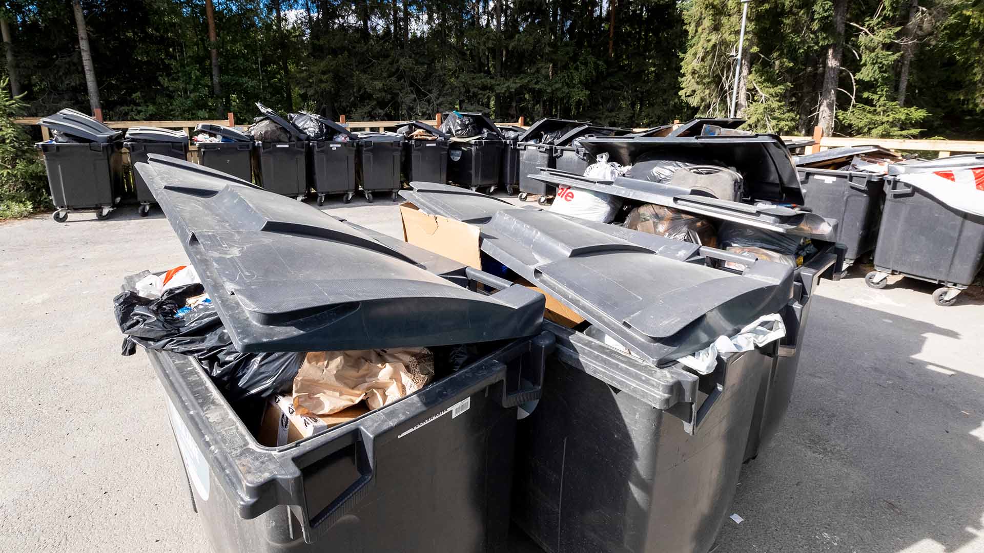 Keräyspisteisiin päätyy sekajätteen lisäksi esimerkiksi jääkaappeja tai sohvia, jotka eivät niihin kuulu. 