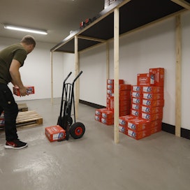 Asekauppias Nikolas Taalikka kauppansa ammusvarostossa Loimaalla. Varasto on normaalisti täynnä tavaraa tähän vuoden aikaan, mutta nyt tyhjää tilaa on paljon.
