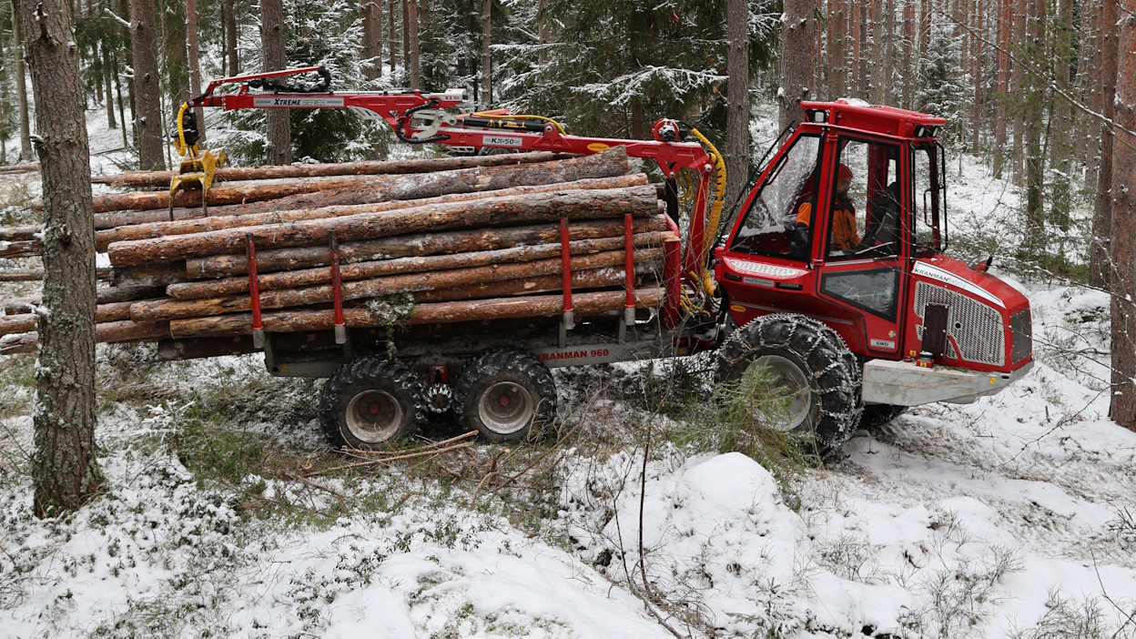 Ajourattomasta hakkuusta puhutaan yhtenä harvennusmetsien menetelmänä. Se tarkoittaa, että kuormatraktorinkin pitää olla riittävän pieni, kuten esimerkiksi Kranman 960.