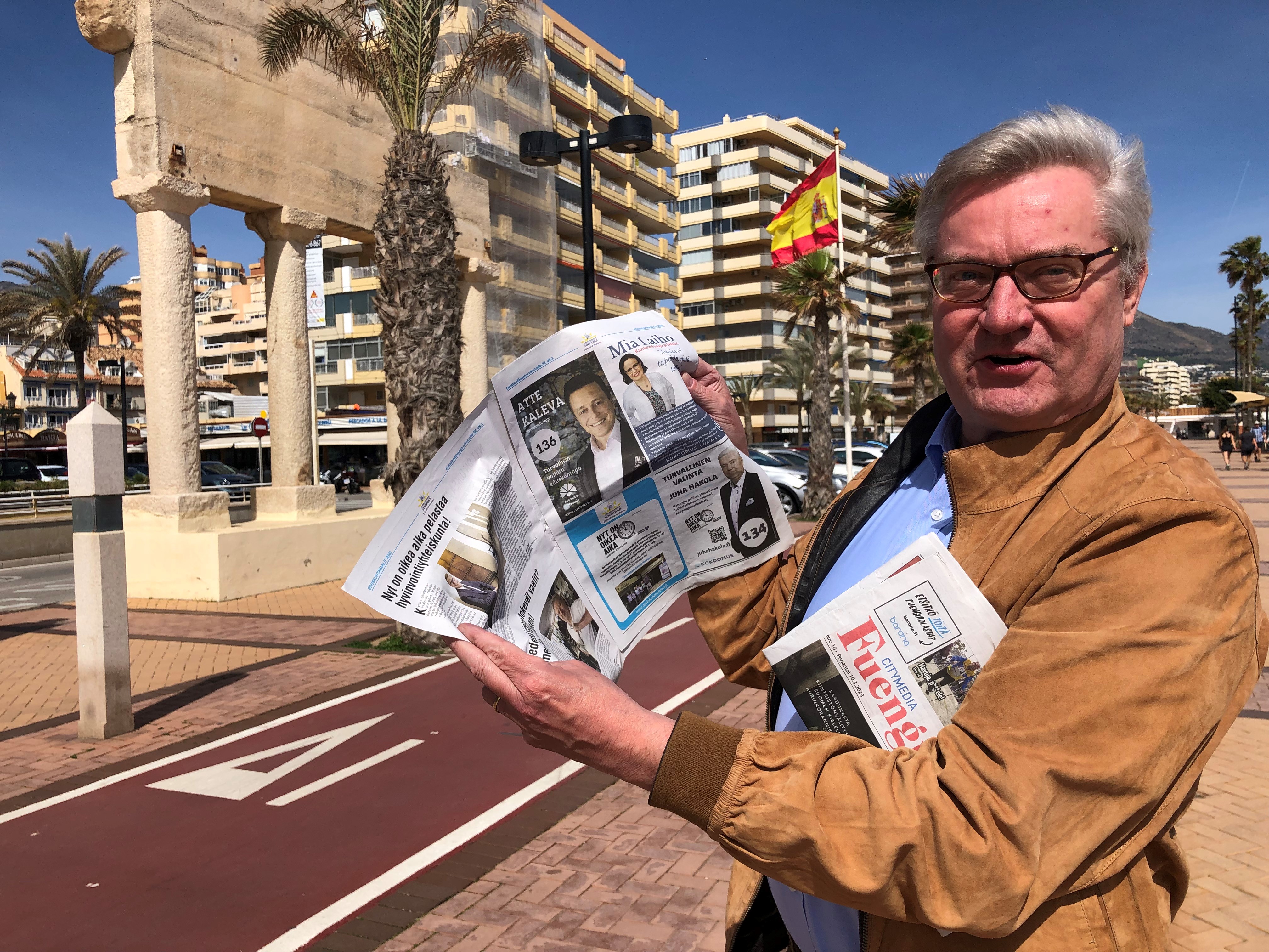 Aurinkorannikon kokoomuksen puheenjohtaja Jukka Leskinen esittelee suomalaislehden välissä olevaa vaaliliitettä.