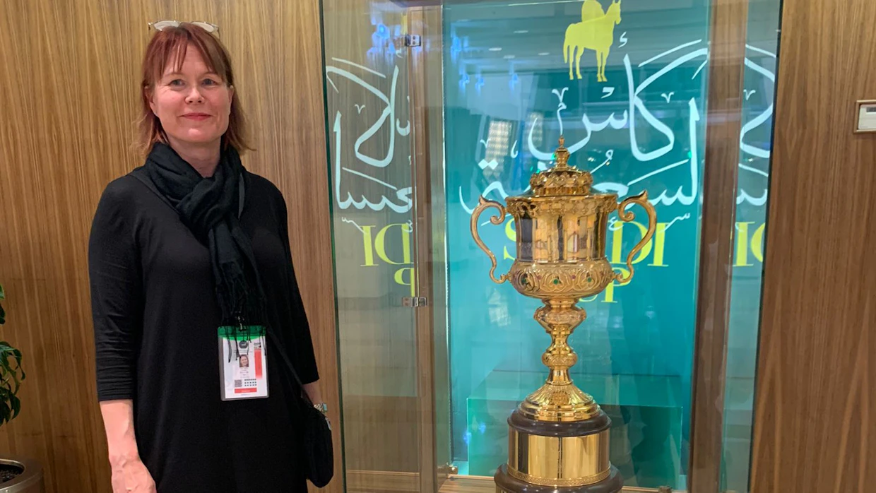 Katja Hautala ja 20 miljoonan dollarin palkintopotilla kisailtavan Saudi Cupin kultainen kunniapalkinto.