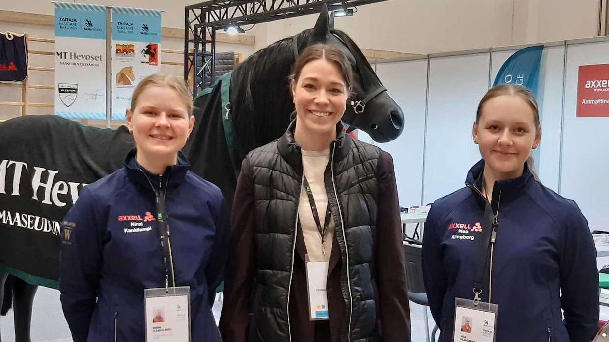 Taitaja2025 finaalikilpailu Turun Messukeskuksessa, vasemmalla Axxellista kilpailija Ninni Kankilampi, keskellä tuomari Mette Pökelmann, oikealla Axxellista kilpailija Nea Klingberg.
