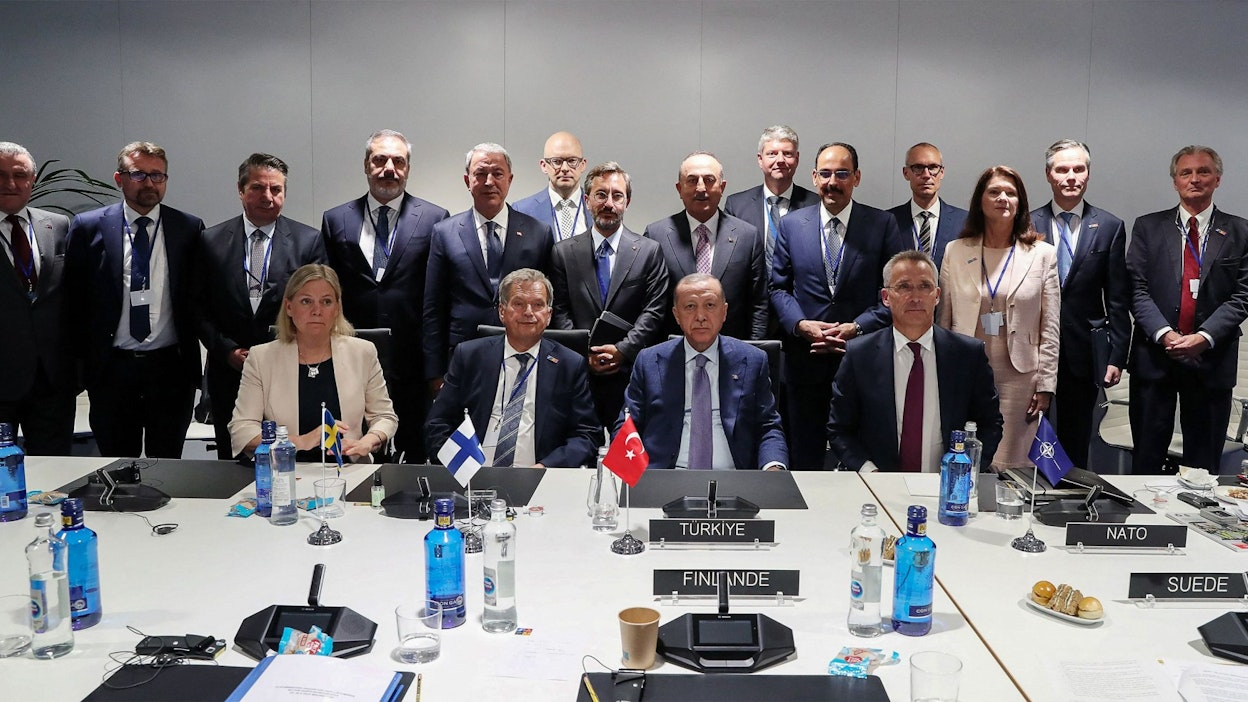 Suomen ja Ruotsin Nato-jumi saatiin ratkaistua tiistaina nelituntisiksi venähtäneissä keskusteluissa, joihin osallistuivat presidentti Sauli Niinistö, Ruotsin pääministeri Magdalena Andersson, Turkin presidentti Recep Tayyip Erdoğan ja Naton pääsihteeri Jens Stoltenberg.
