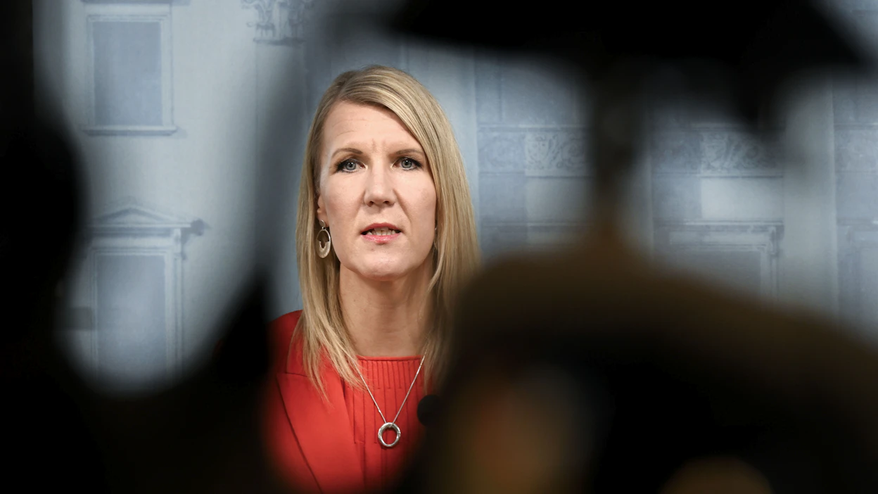 Ympäristö- ja ilmastoministeri Sari Multalan mukaan jakeluvelvoitteen laskeminen ei olisi nopea, yksinkertainen eikä erityisen vaikuttava ratkaisu. Arkistokuva. MARKKU ULANDER / LEHTIKUVA.