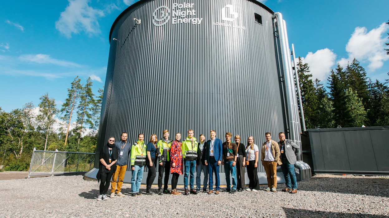 Tamperelaisen startup-yrityksen Polar Night Energyn henkilöstö oli lähes kokonaan paikalla, kun Pornaisten hiekka-akku vihittiin juhlallisesti käyttöön 25. elokuuta.