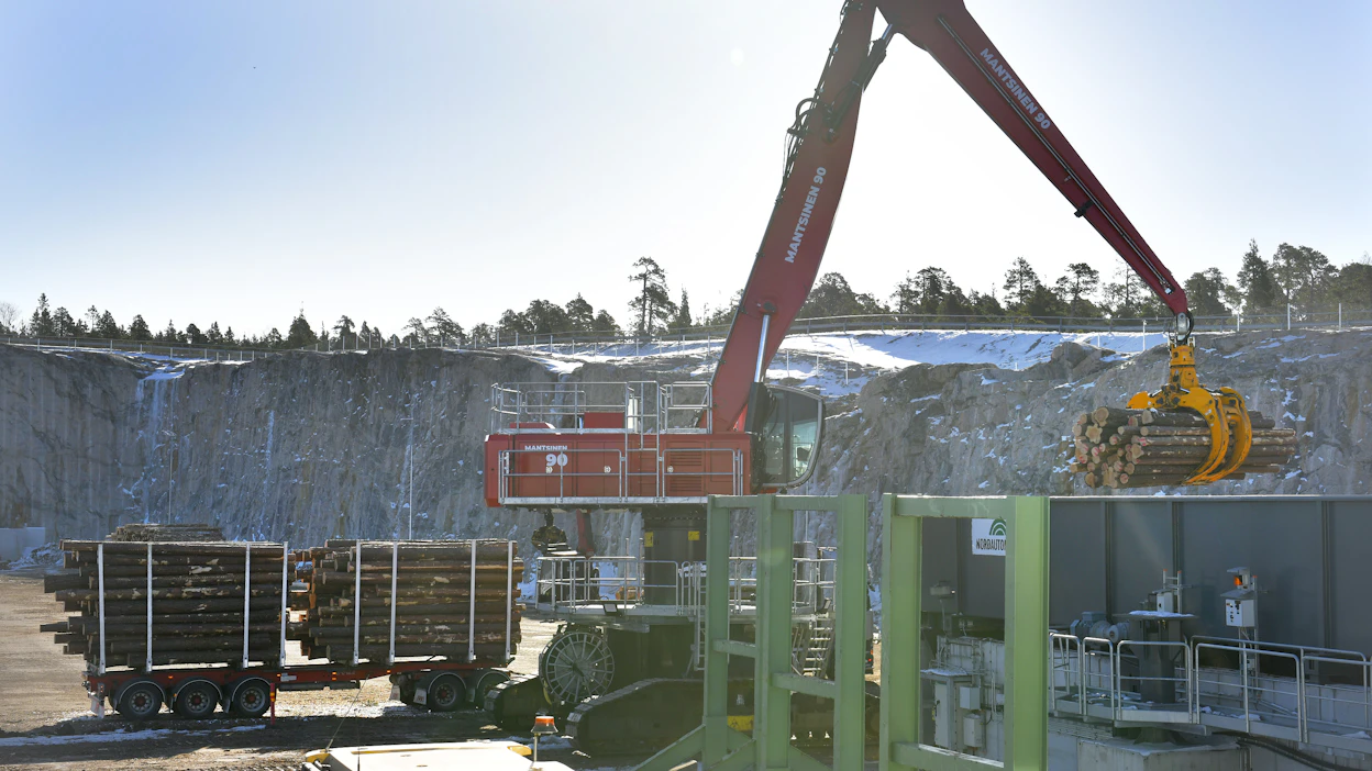 Metsä Group ilmoitti marraskuussa muutosneuvotteluista, jotka mahdollistaisivat tuotannonrajoitukset yhtiön sahoilla. Kuvassa tukin vastaanottoa Rauman sahalla.