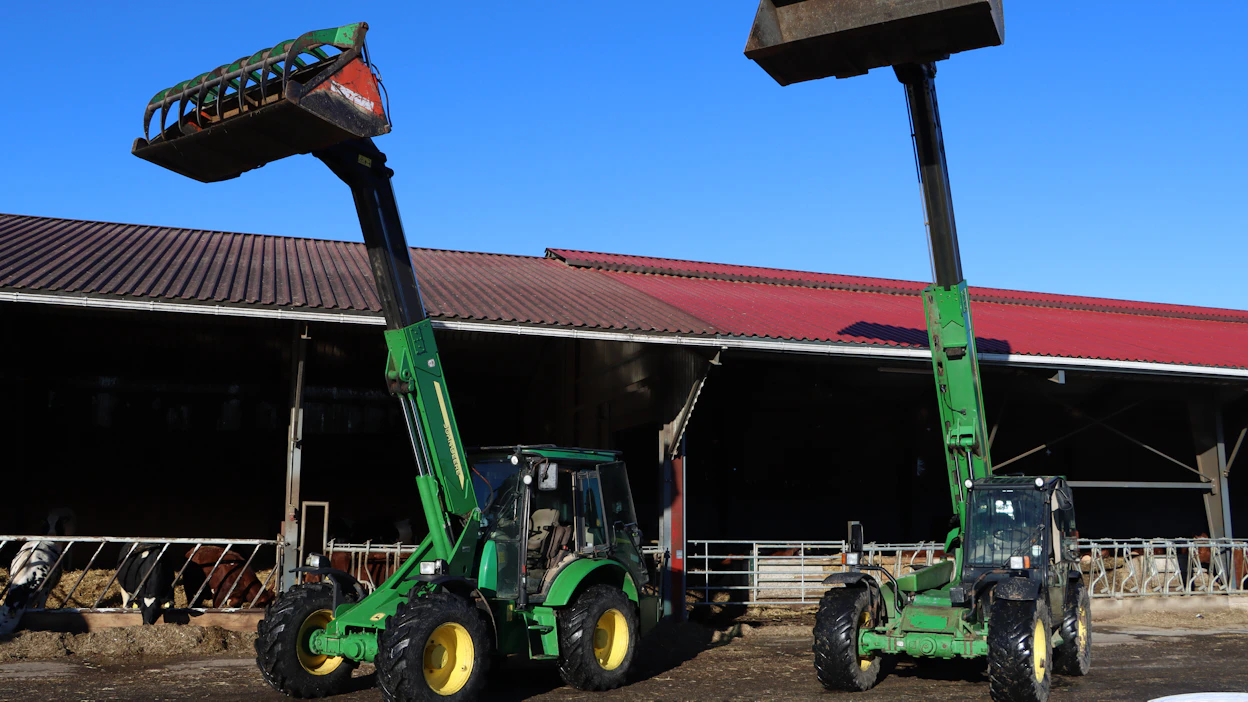 Pietinmäen John Deere -kurottaja ja teleskooppikuormain ovat moottoritehoiltaan samaa luokkaa, mutta kurottaja nostaa tonnin painavamman taakan 1,7 metriä korkeammalle. Kokoerosta huolimatta koneissa voidaan käyttää samoja työlaitteita. Maantiellä teleskooppikuormain on nopeampi, koska sen Powershift-vaihteistossa on yksi nopeus enemmän, jolla päästään 40 km/h asti. John Deere lopetti kaikkien teleskooppipuomilla varustettujen kuormauskoneiden valmistuksen vuosia sitten.