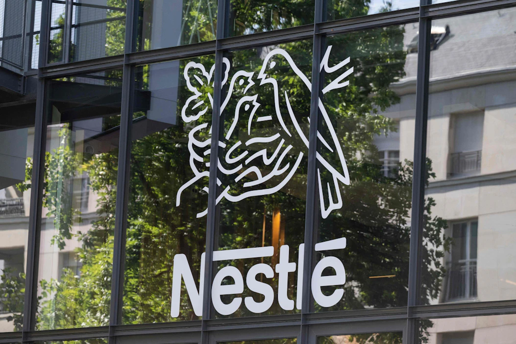 Nestle kertoo toimitusjohtajan potkujen syyksi tämän romanttisen salasuhteen alaiseensa. Kuvituskuva. LEHTIKUVA/AFP.