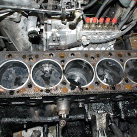 Moottoreiden kannentiivisteet joutuvat monessa suhteessa äärimmäiseen rasitukseen. Sylinteriporausten välinen kannas on yksi kestävyyden kannalta kriittinen kohta. Kuvassa näkyy vaurioitunut kannentiiviste, jossa selkein näkyvä vuotokohta on 3. ja 4. sylinterin välissä. Moottori oireili tekemällä painetta jäähdytysjärjestelmään. Moottorin malli on Mercedes Benz OM617 -diesel. 
