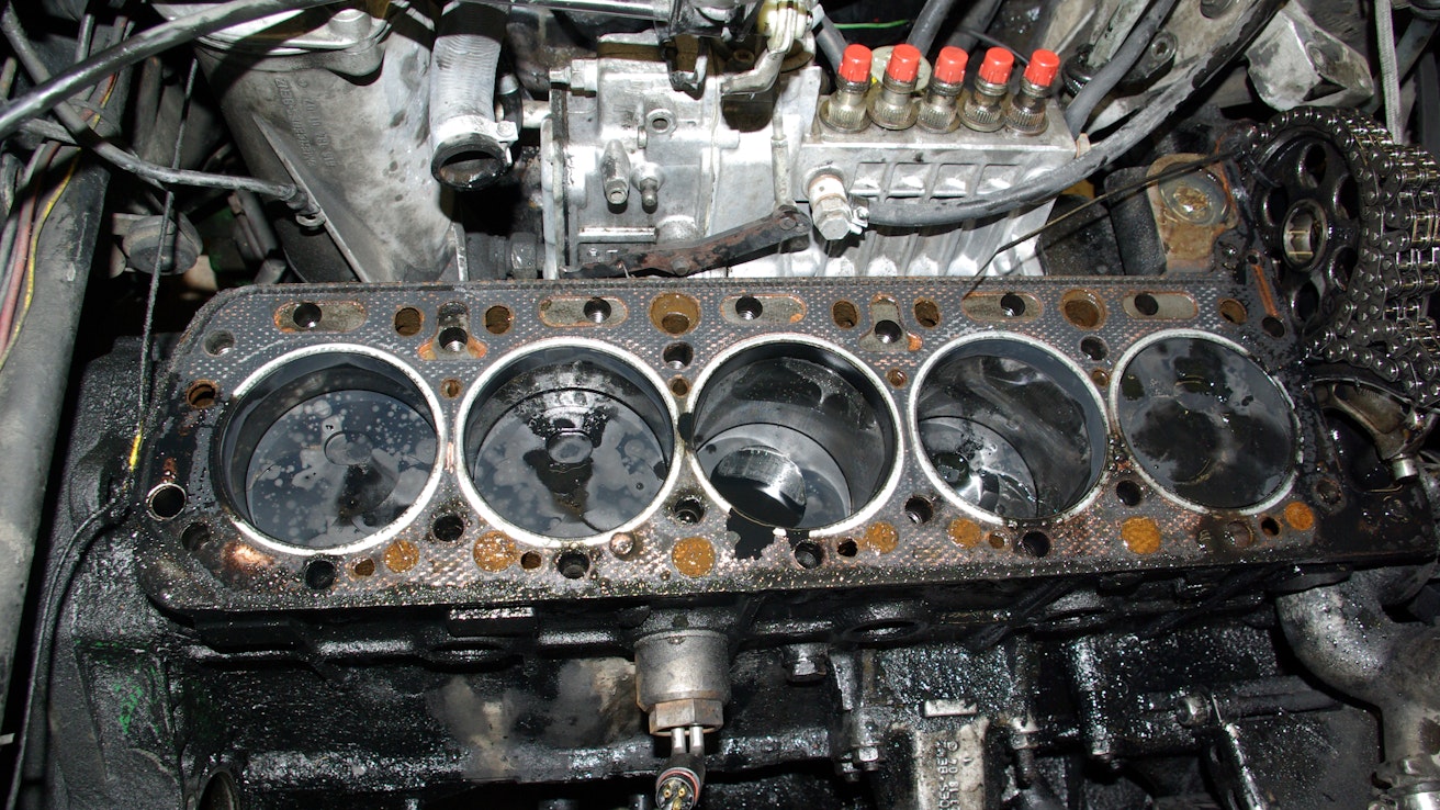 Moottoreiden kannentiivisteet joutuvat monessa suhteessa äärimmäiseen rasitukseen. Sylinteriporausten välinen kannas on yksi kestävyyden kannalta kriittinen kohta. Kuvassa näkyy vaurioitunut kannentiiviste, jossa selkein näkyvä vuotokohta on 3. ja 4. sylinterin välissä. Moottori oireili tekemällä painetta jäähdytysjärjestelmään. Moottorin malli on Mercedes Benz OM617 -diesel. 