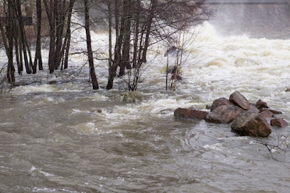 MT:n arkistokuva. Ohijuoksutus syystulvien aikaan Ahvenkosken vesivoimalalla Helsingissä. 